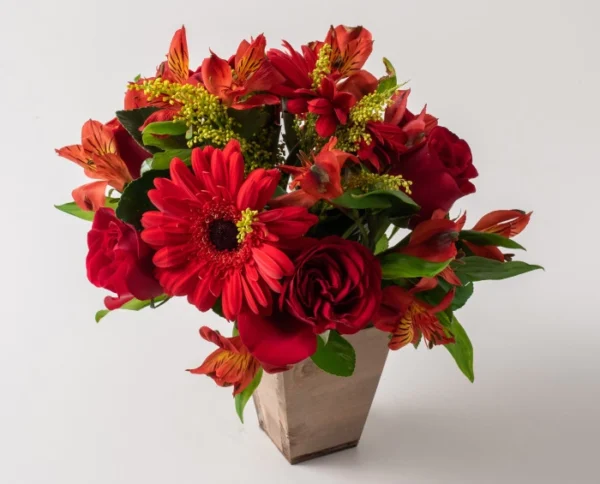 Arranjo de Flores Mistas Vermelhas e Chocolate - Imagem 3