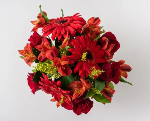 Arranjo de Flores Mistas Vermelhas e Chocolate - Imagem 2