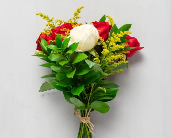 Buquê com 10 Rosas Brancas e Vermelhas - Imagem 2