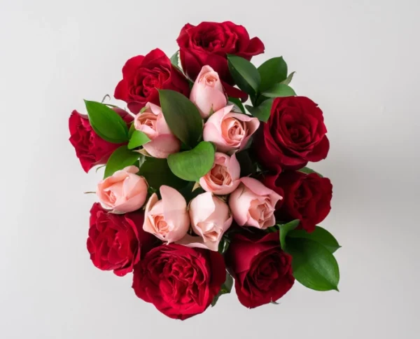 Buquê com 15 Rosas de Duas Cores e Chocolates - Imagem 2