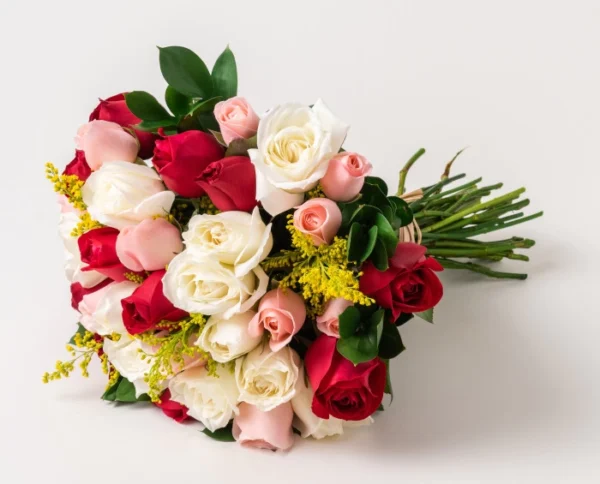 Buquê com 36 Rosas de Três Cores - Imagem 3