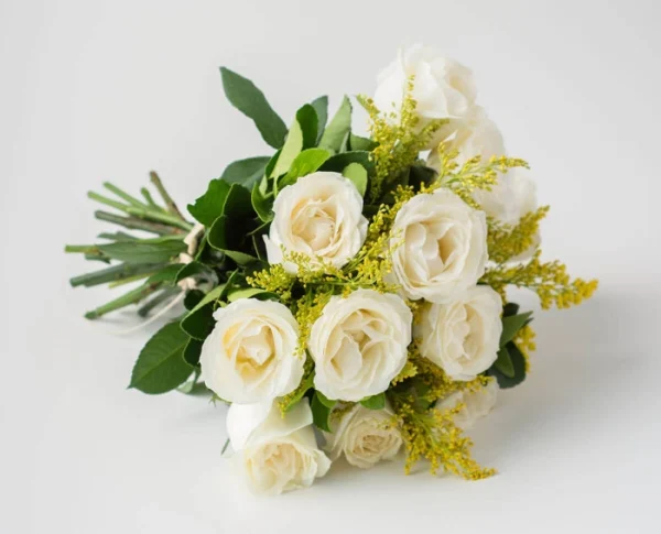 Buquê de 12 Rosas Brancas - Imagem 4