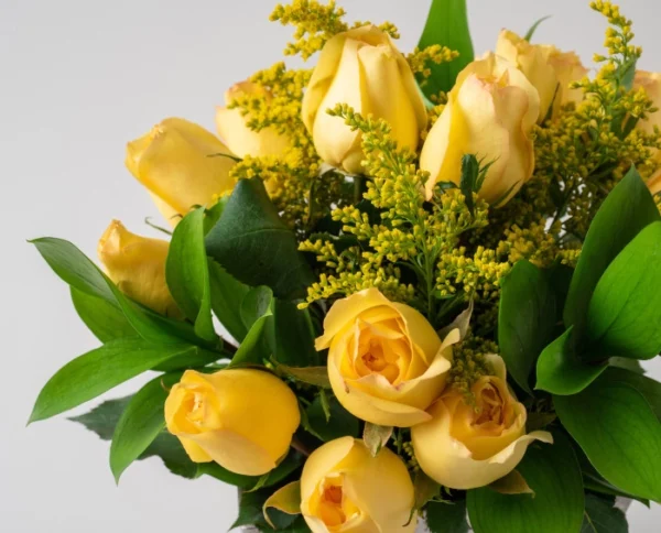 Buquê de 15 Rosas Amarelas e Tinto - Imagem 4