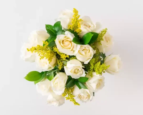 Buquê de 15 Rosas Brancas e Folhagem - Imagem 2
