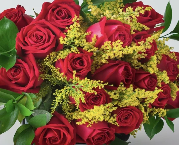 Buquê de 19 Rosas Vermelhas e Kit Natura Tododia Cereja e Avelã - Imagem 3