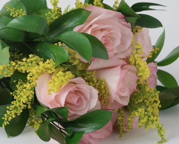 Buquê de 7 Rosas Rosadas e Kit Natura Tododia Cereja e Avelã - Imagem 2