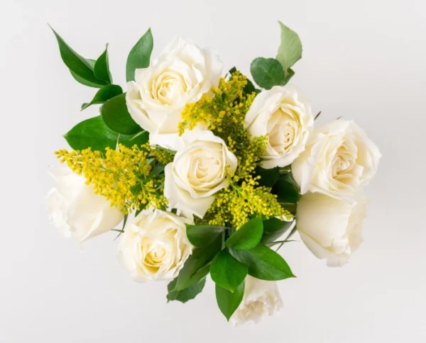 Buquê de 8 Rosas Brancas, Chocolate e Pelúcia - Imagem 2