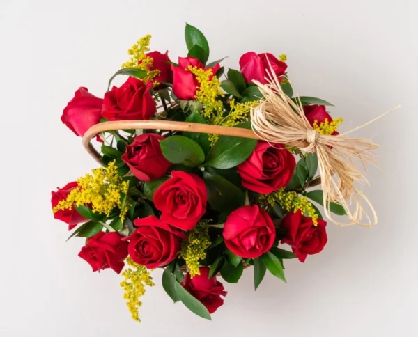Cesta com 15 Rosas Vermelhas, Chocolate e Tinto - Imagem 3