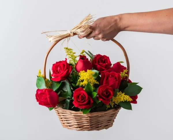 Cesta com 15 Rosas Vermelhas, Chocolate e Tinto - Imagem 2