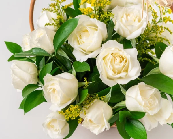 Cesta com 24 Rosas Brancas e Chocolates - Imagem 2