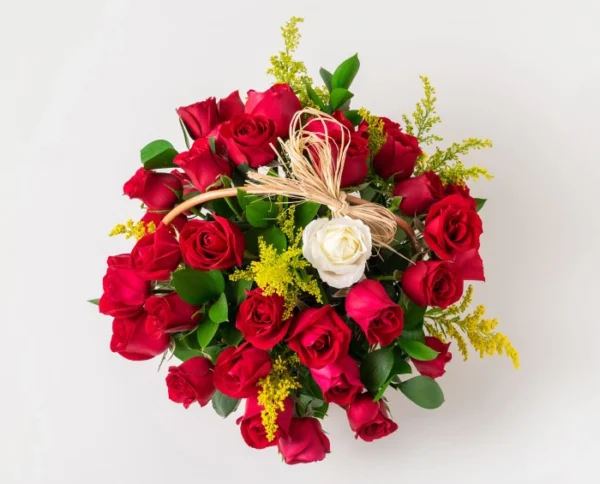 Cesta com 39 Rosas Vermelhas e 1 Rosa Solitária de outra cor e Chocolate - Imagem 3